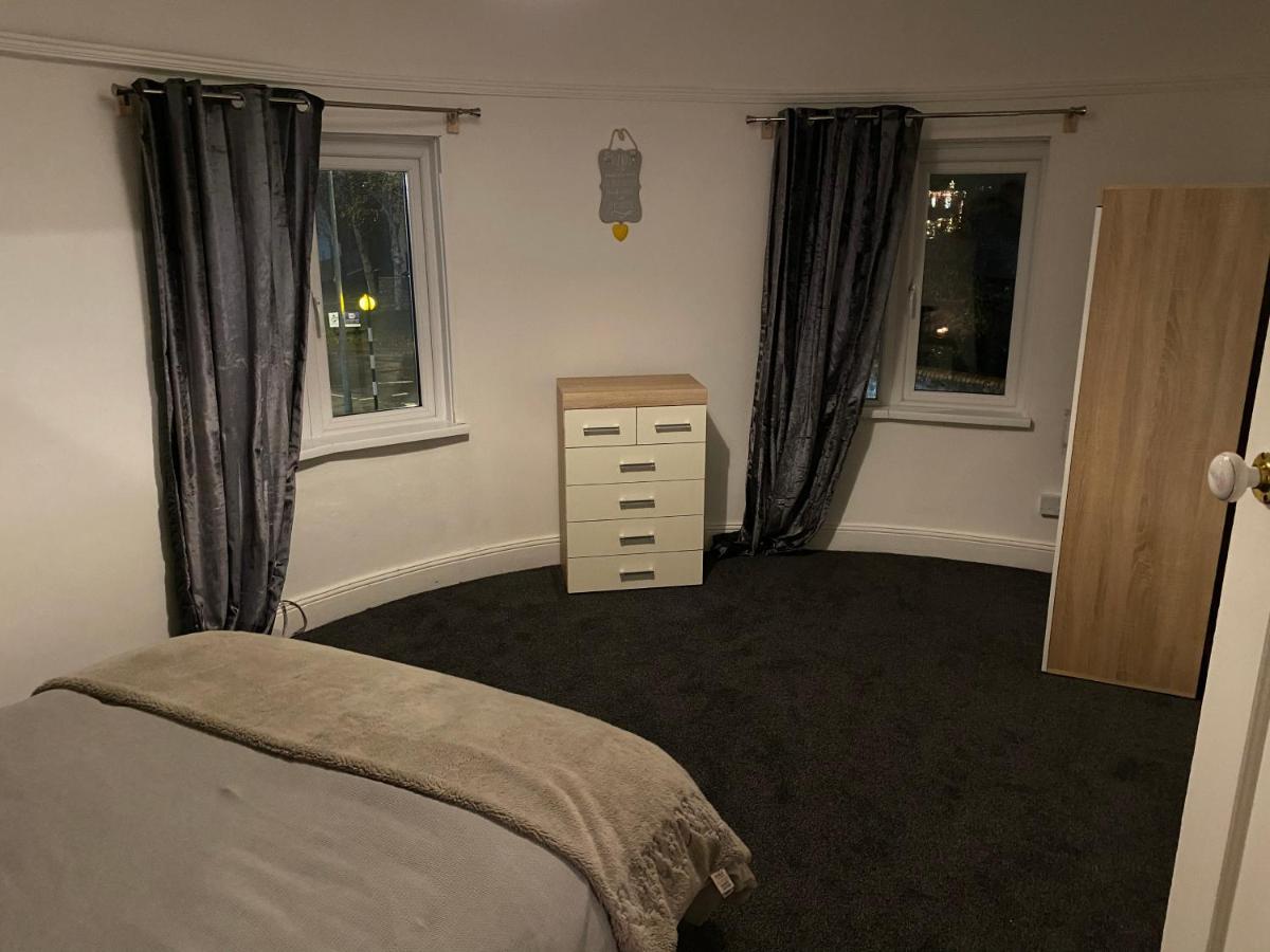 Spacious 2 Bed Apartment, Close To Village Shops 卡迪夫 外观 照片