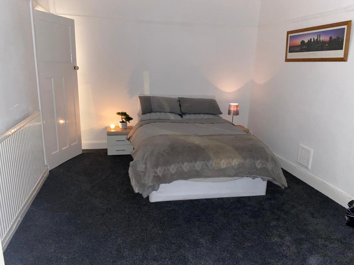 Spacious 2 Bed Apartment, Close To Village Shops 卡迪夫 外观 照片