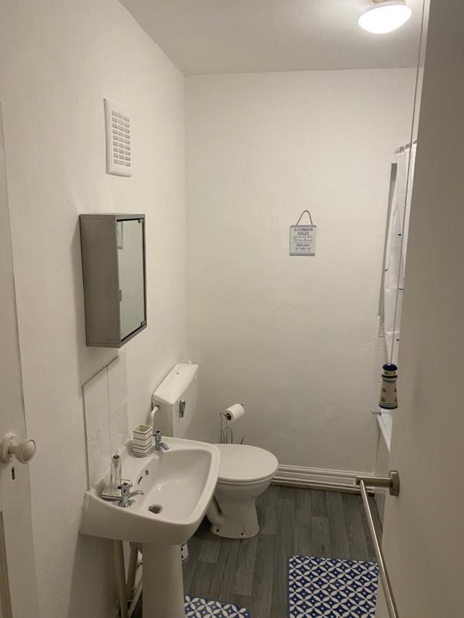 Spacious 2 Bed Apartment, Close To Village Shops 卡迪夫 外观 照片