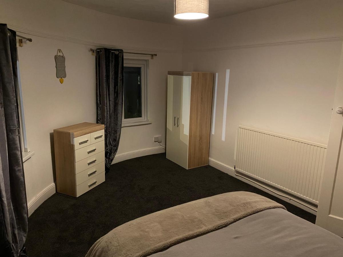 Spacious 2 Bed Apartment, Close To Village Shops 卡迪夫 外观 照片