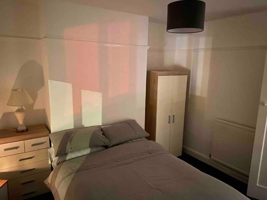 Spacious 2 Bed Apartment, Close To Village Shops 卡迪夫 外观 照片